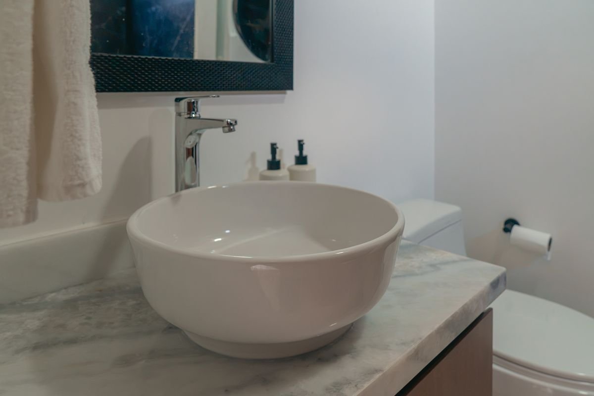 Baño con lavabo de piedra y amenidades