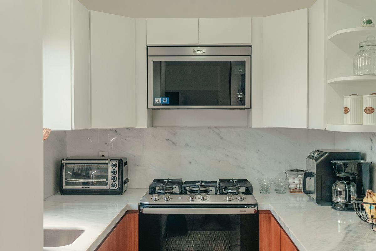 Cocina con electrodomésticos, horno y cafetera