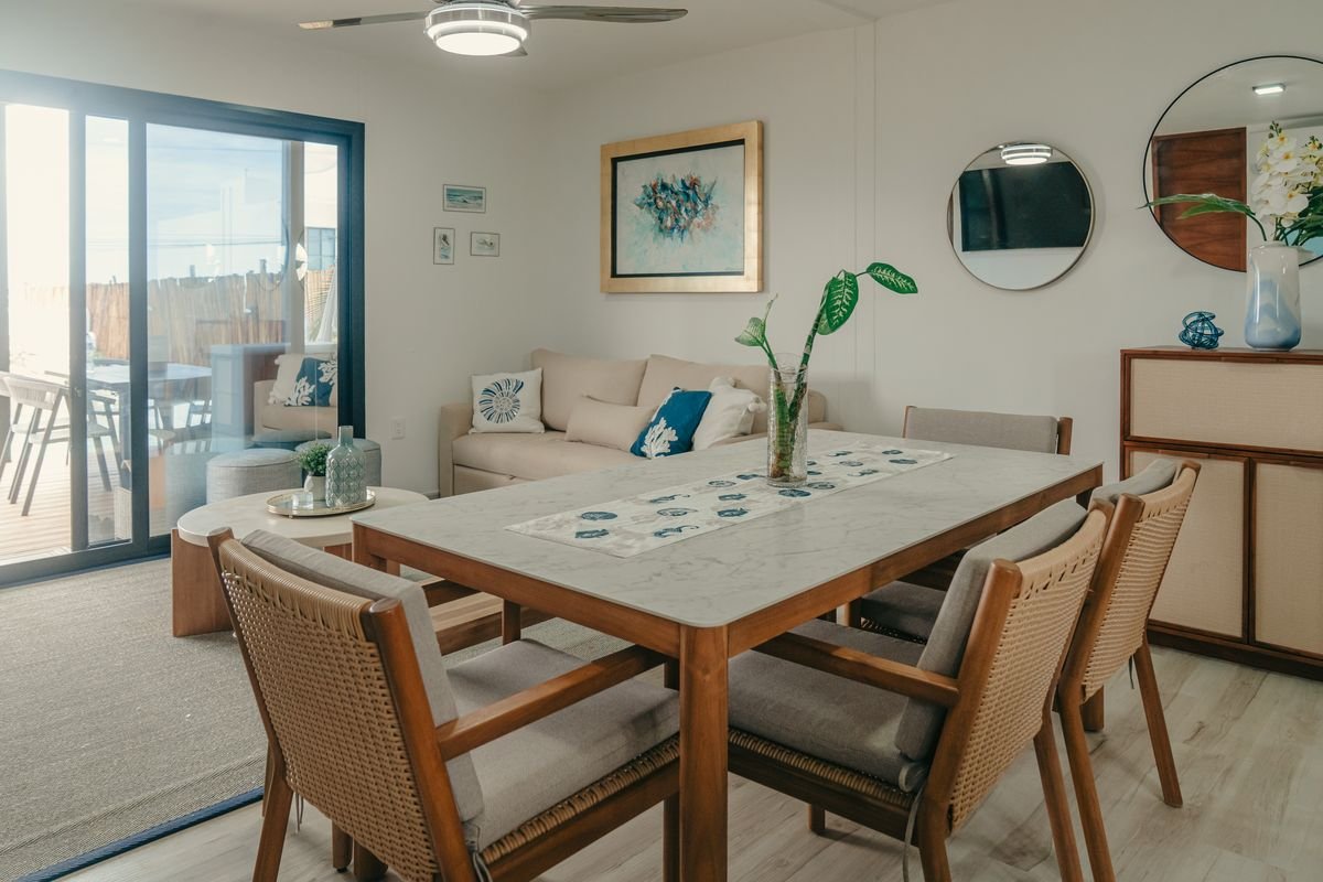 Comedor interior para ocho personas en la casa de playa