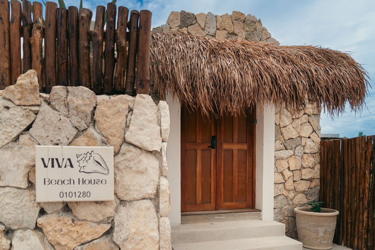 Entrada principal de Viva Beach House en San Benito