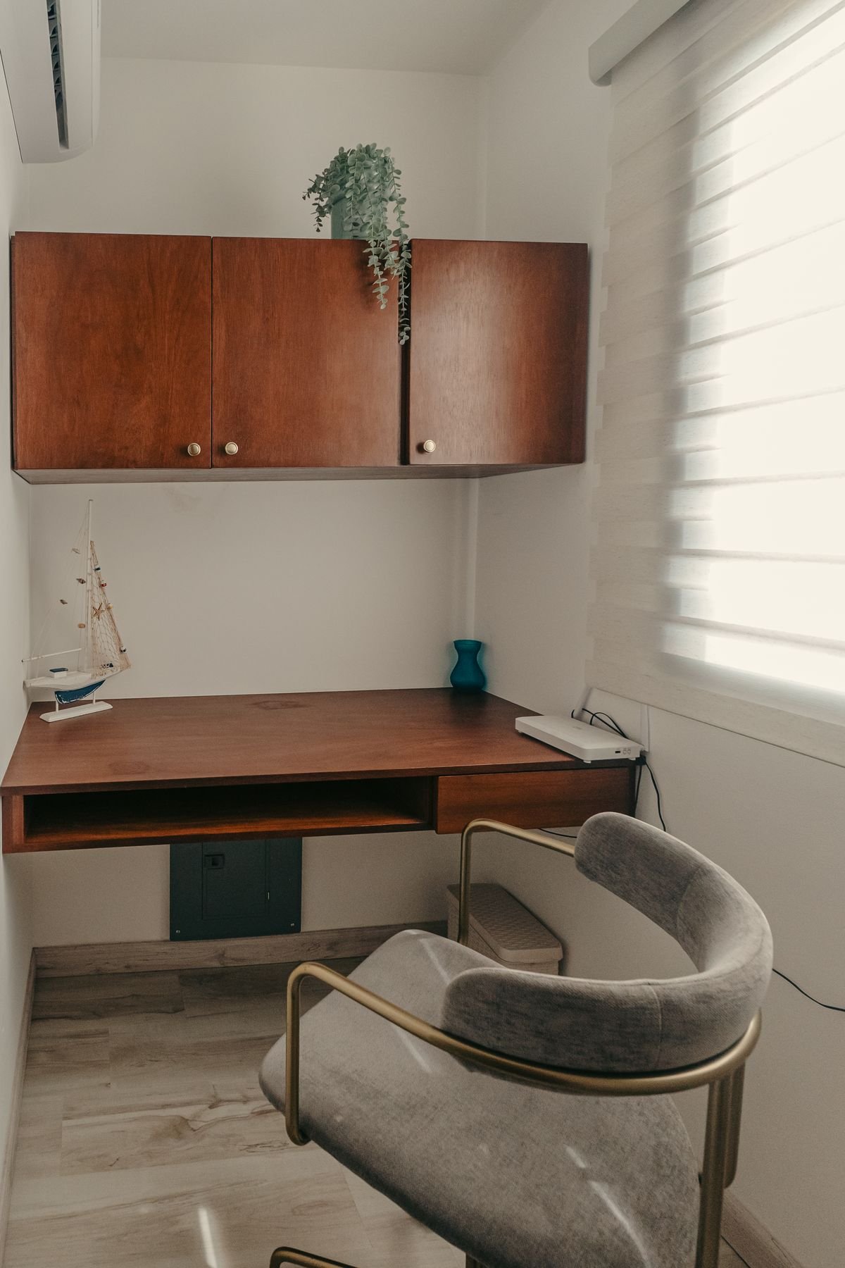 Espacio de trabajo con escritorio y silla para home office