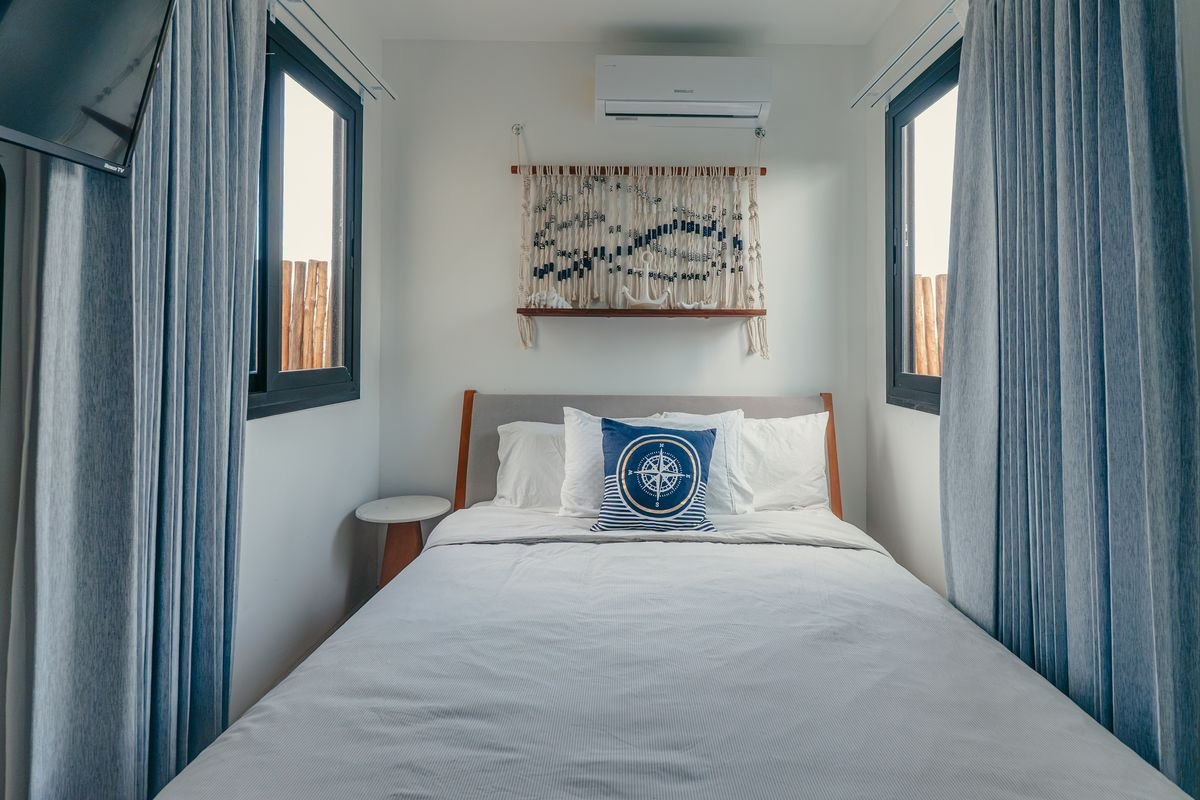 Segunda habitación con cama matrimonial y textiles artesanales