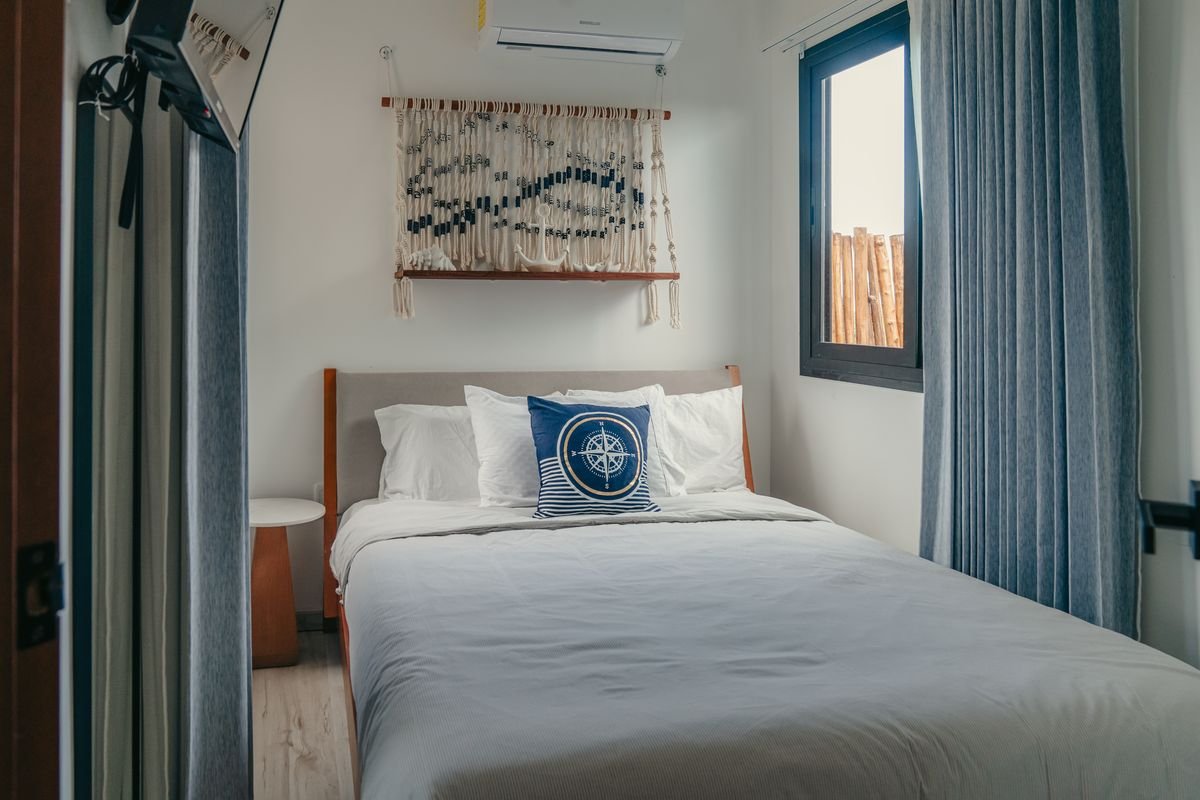 Tercera habitación con cama matrimonial y aire acondicionado