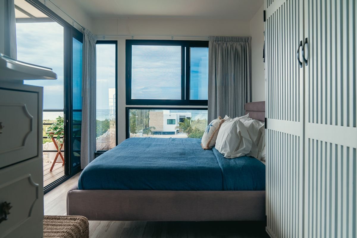 Habitación con ventanales y vista hacia el mar
