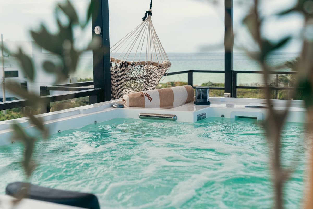 Jacuzzi con agua en movimiento en la terraza de la casa de playa