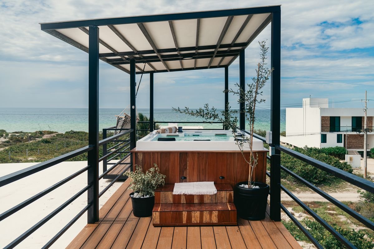 Jacuzzi en la terraza superior con vista al mar en San Benito