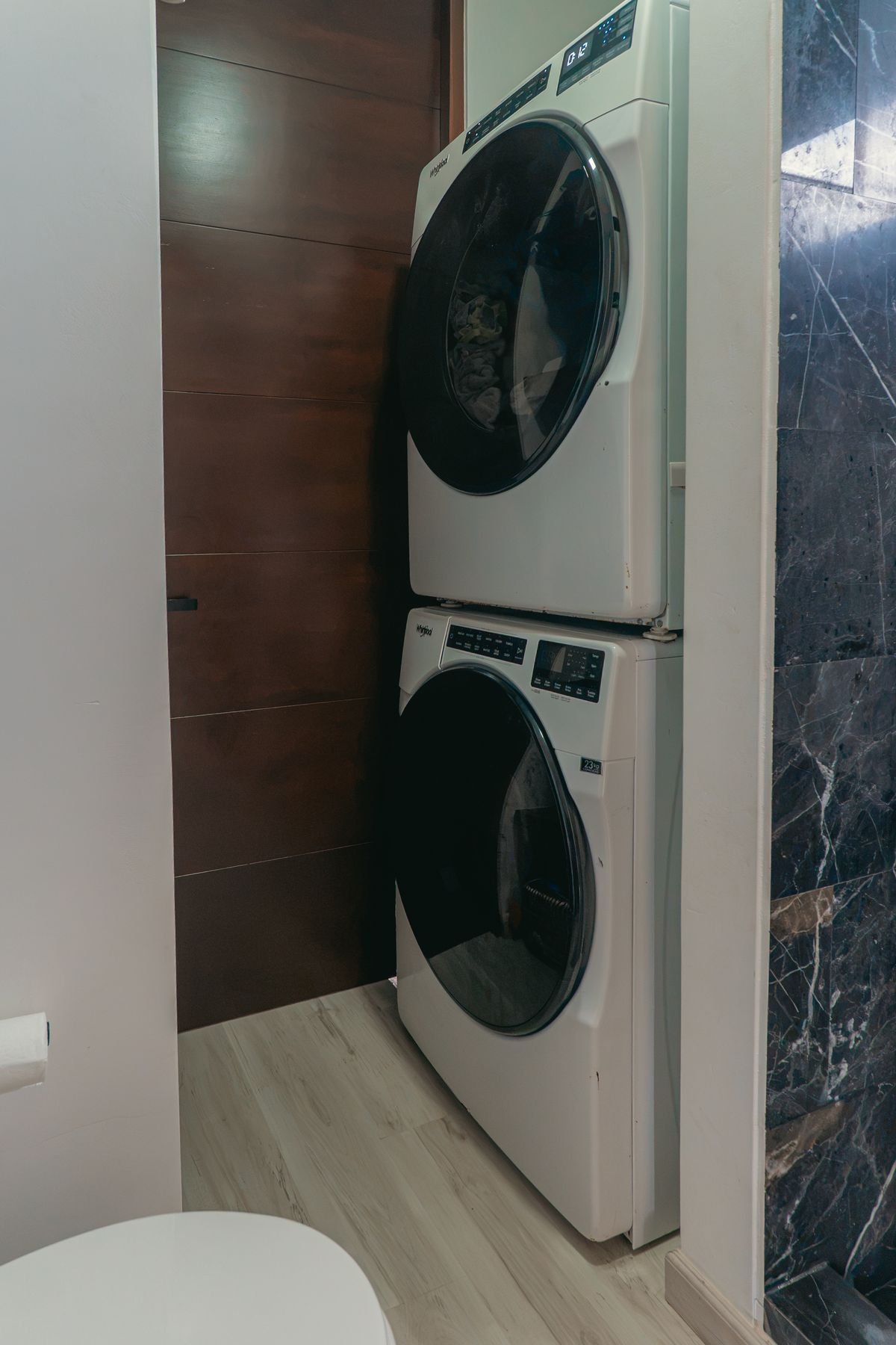Lavadora y secadora disponibles dentro de la casa