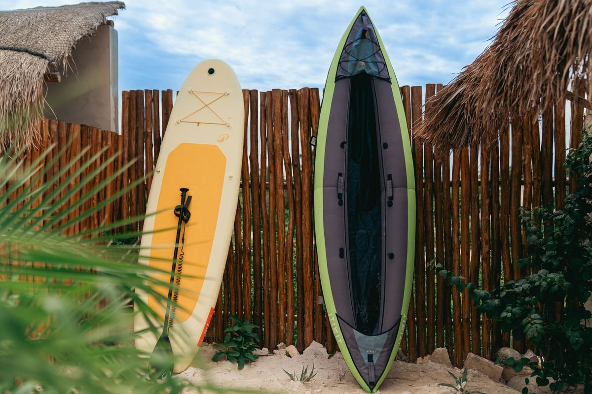 Tabla de paddle surf y kayak disponibles para los huéspedes