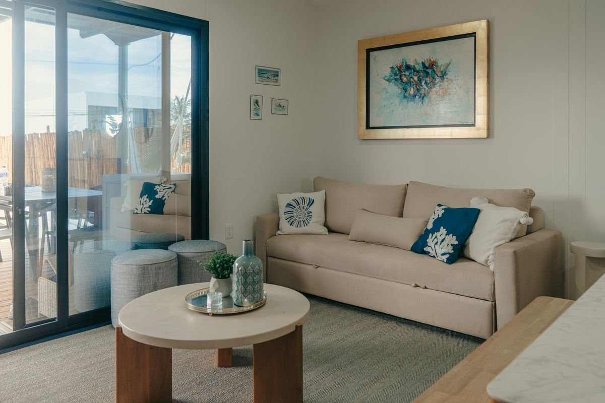 Sala con acceso directo a la terraza y vista al exterior