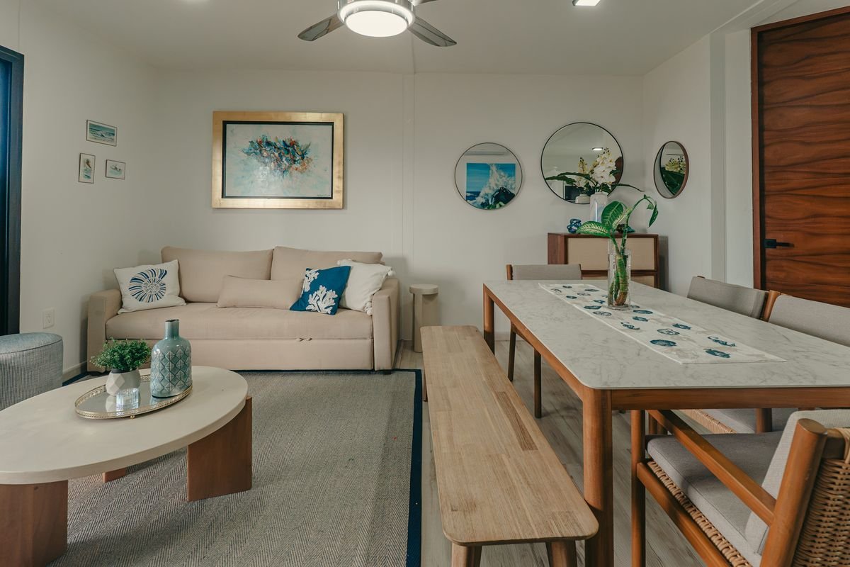 Sala y comedor interiores luminosos de la casa vacacional