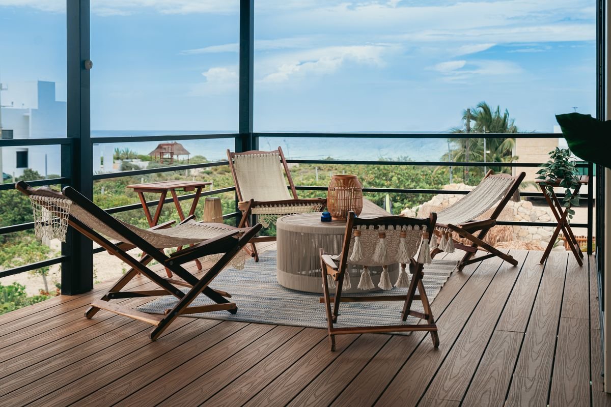 Terraza con sillones y vista al océano en la casa de playa