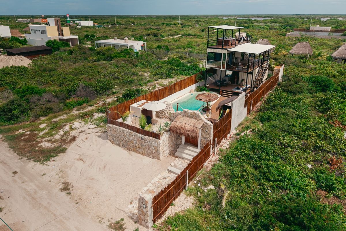 Vista aérea de la casa vacacional y su entorno costero en Yucatán
